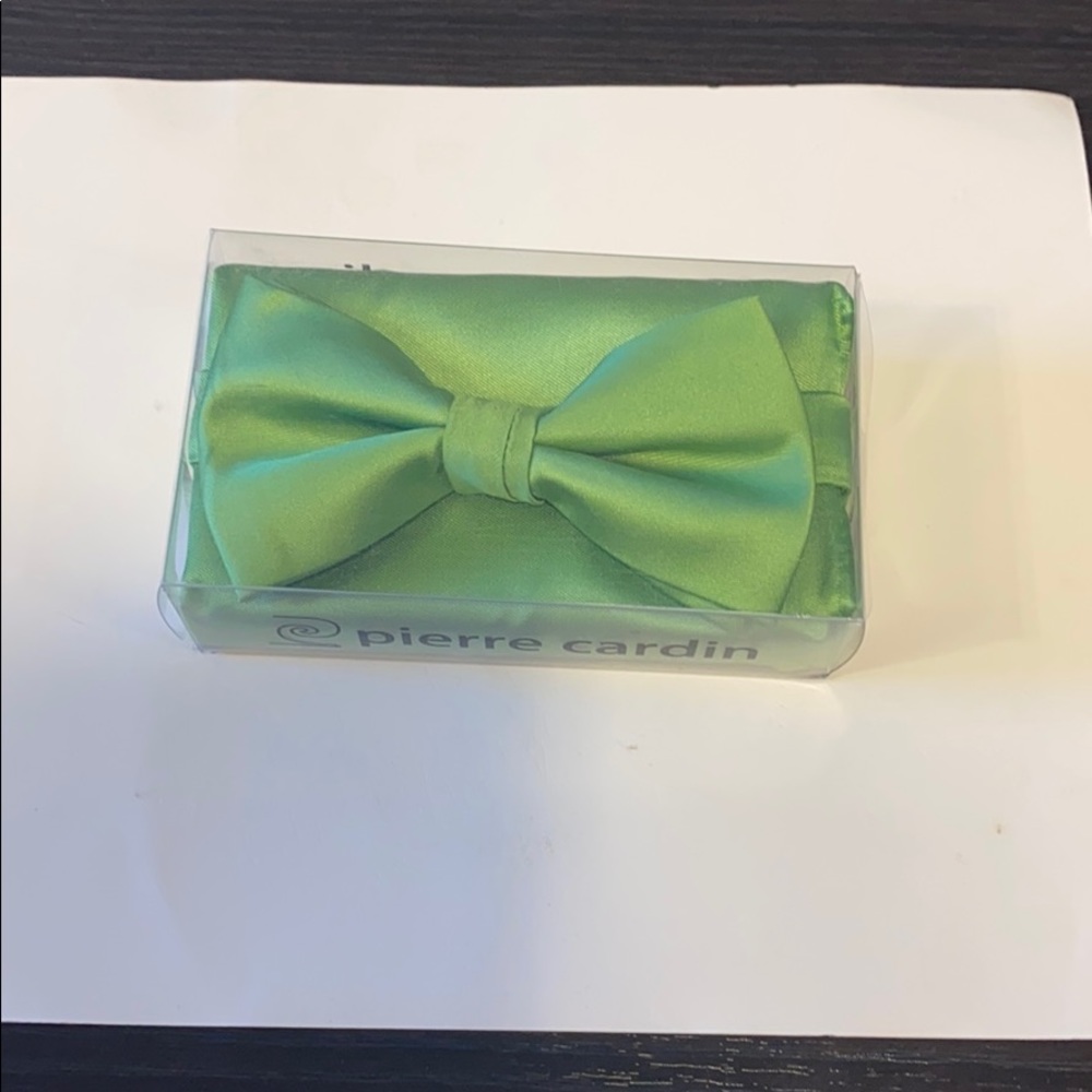 NWT  PIERRE CARDIN GREEN NECKWEAR